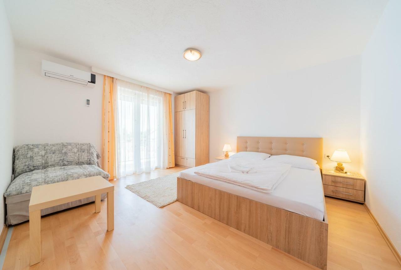 Apartmenthaus Hana Karlobag Exterior photo