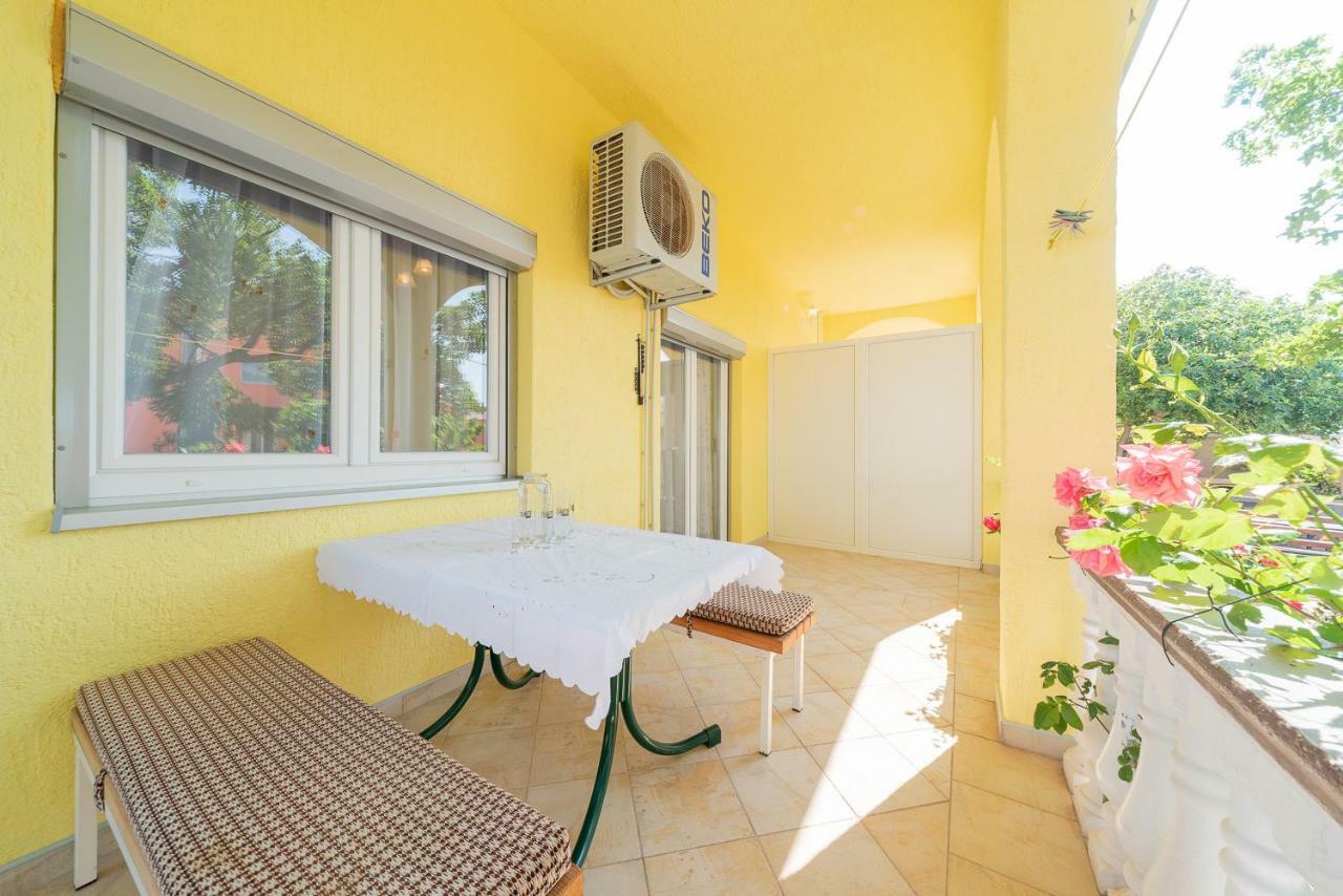 Apartmenthaus Hana Karlobag Exterior photo